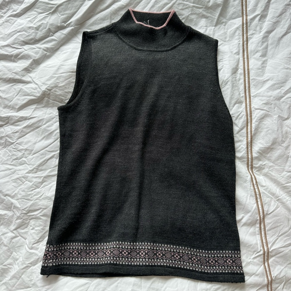Tahari Black Sleeveless Mock Neck Sweater with Pink Trim